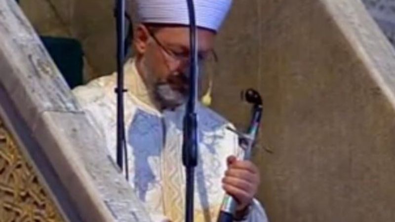 Ali Erbaş, Ayasofya'da hutbeyi elinde kılıçla okudu