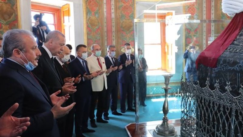 Cumhurbaşkanı Erdoğan namazdan sonra Fatih'in türbesinde