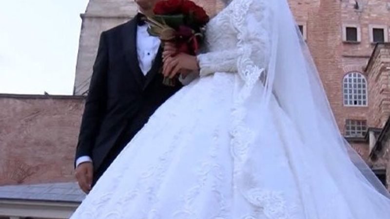 Ayasofya Camii'ni gelinlik ve damatlıkla ziyaret ettiler