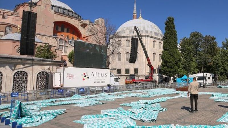 Ayasofya Camii'nin meydanına cemaat için hasır serildi