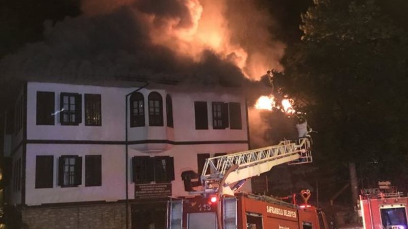 Karabük'te tarihi binada yangın çıktı