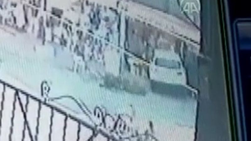 Mersin'de kaza yapan aracın dükkana girme anı kamerada