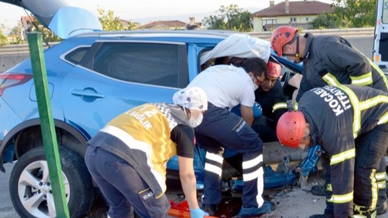 Kocaeli'de cip bariyerlere çarptı: 4 yaralı