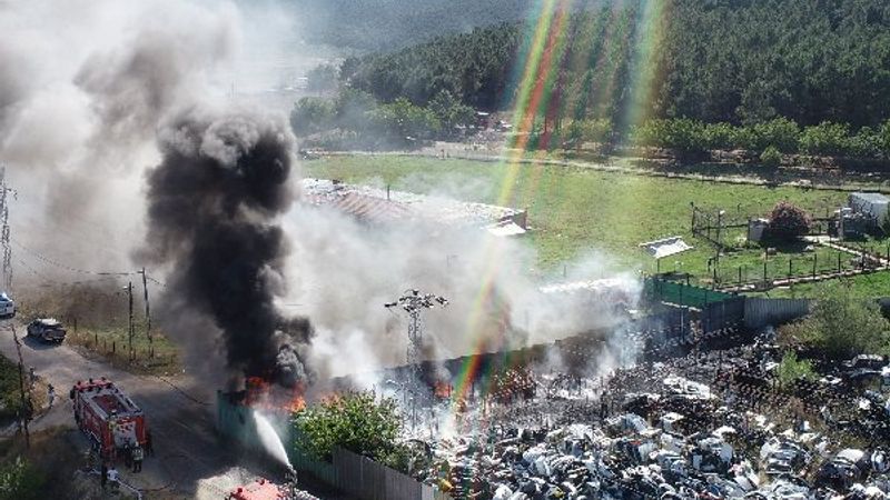Maltepe’de araç hurdalığında yangın