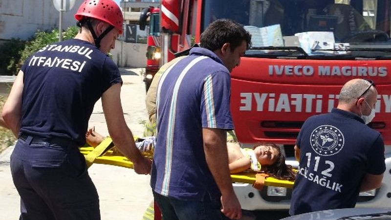 Kartal'da, Berfin'in saçları yürüyen merdivene sıkıştı