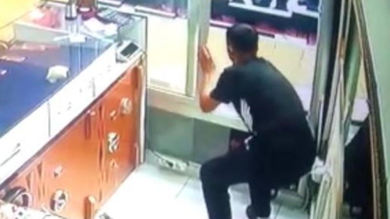 Batman’da hırsız bir kuyumcuyu iki kez soydu