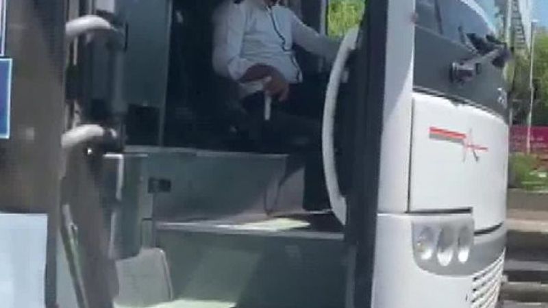 E-5’te kapısı açık giden midibüs pes dedirtti