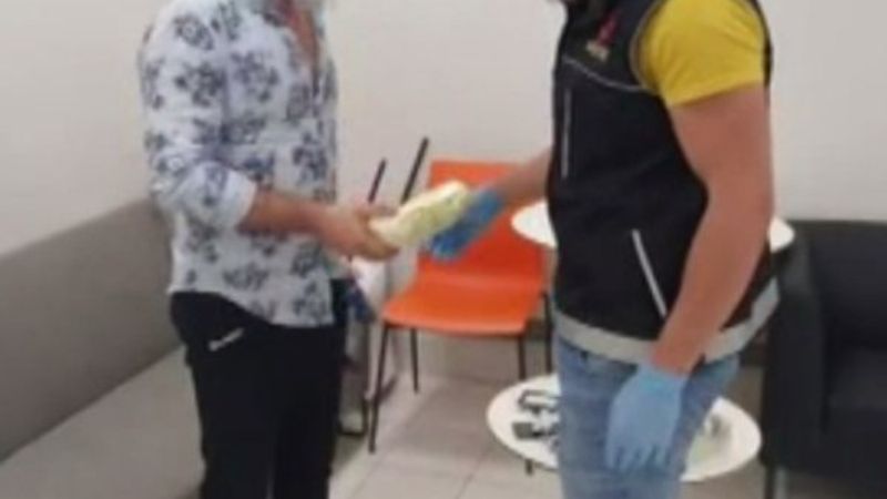 Üzerinden yarım kilo uyuşturucu çıktı, serbest bırakıldı