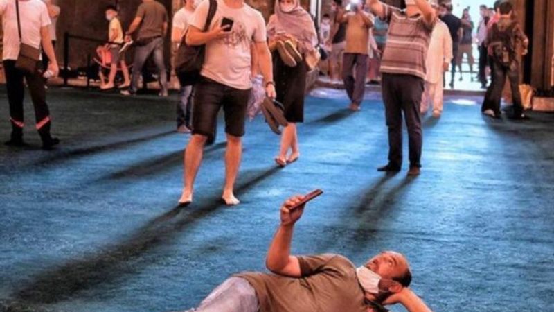 Turistler Ayasofya Camii'nin her yerini fotoğraflıyor