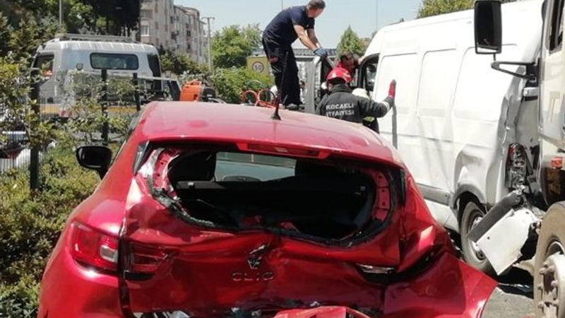 Kocaeli'deki kazada 8 araç birbirine girdi: 2 yaralı
