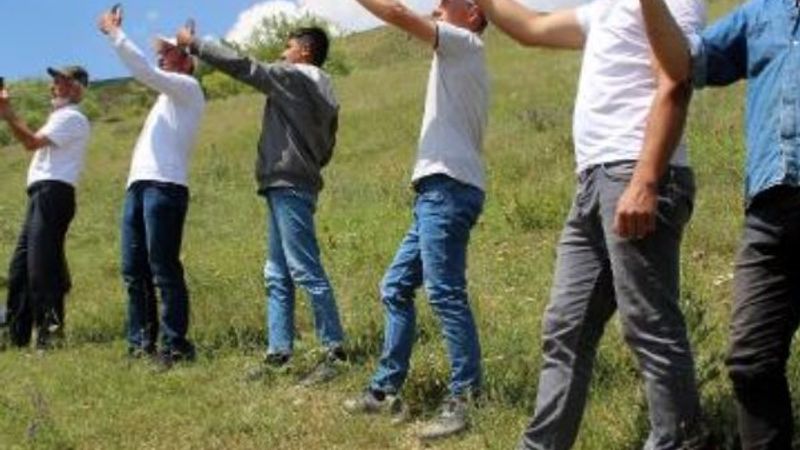 Erzurum'da telefonlar çekmeyince, köylü her yolu denedi