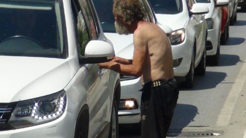 Antalya'da sürücüleri taciz eden adam, zor anlar yaşattı