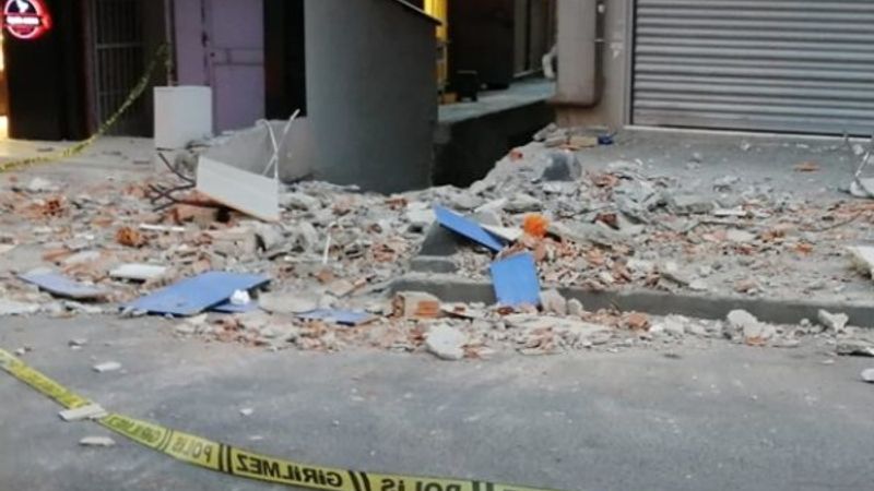 Küçükçekmece'de bir binanın balkonu yıkıldı