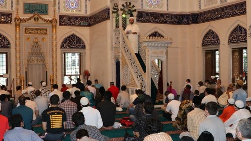 Japonya'da bayram namazı kılındı