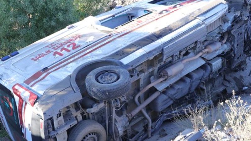 Yozgat'ta ambulans devrildi: 3 yaralı