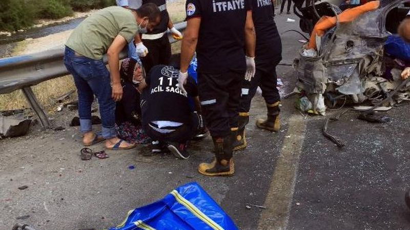 Adana'da otomobil ile midibüs çarpıştı: 4 ölü