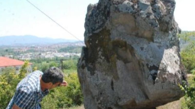 Bartın'da dik duran kaya şaşırtıyor