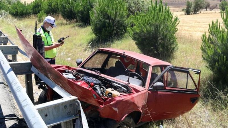 Uşak'ta otomobil bariyerlere çarptı: 1 ölü, 6 yaralı