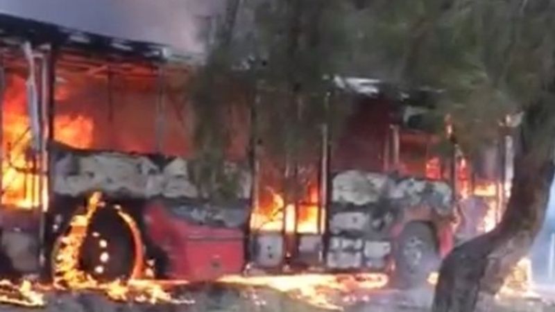 Adana'da seyir halindeki otobüs yandı