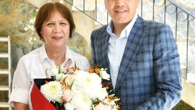 İstanbul Valisi Yerlikaya'dan ilkokul öğretmenine ziyaret