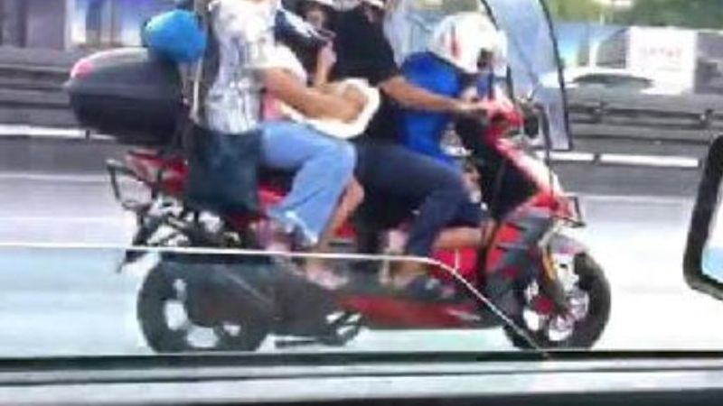 Avcılar'da motosiklete 4 kişi bindiler
