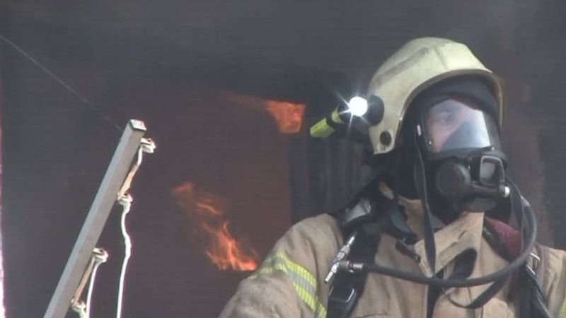 Esenyurt'ta 4 katlı binada yangın