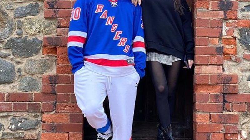 Burcu Kıratlı, Sinan Akçıl'ı öpücüklere boğdu