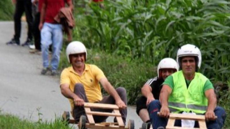 Rize'de köylülerin bayram eğlencesi tahta arabalar