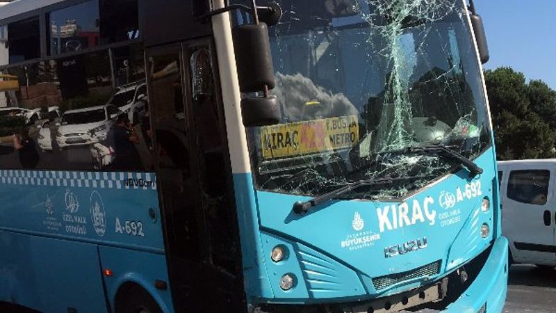 Esenyurt'ta halk otobüsü kaza yapmamak için refüje çıktı