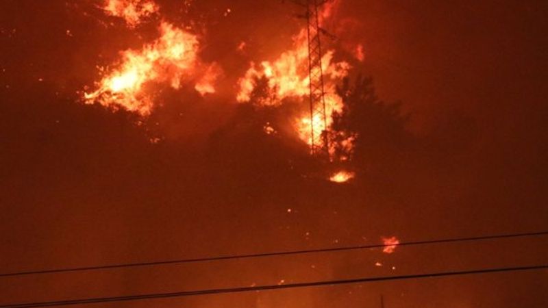 İzmir'de tahliye edilen bir bina yandı