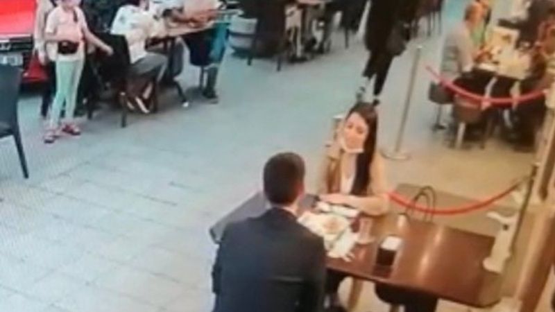 Karaköy'deki baklavacıda çanta hırsızlığı kamerada