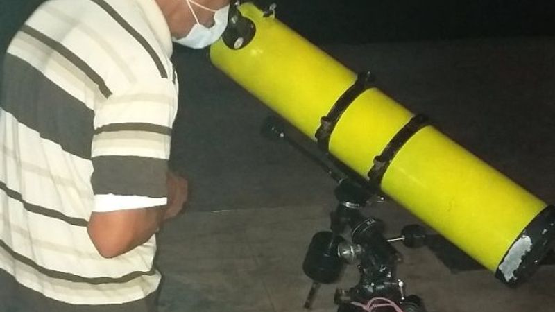 Ay'ı, seyyar teleskop ile 2 liraya gösteriyor