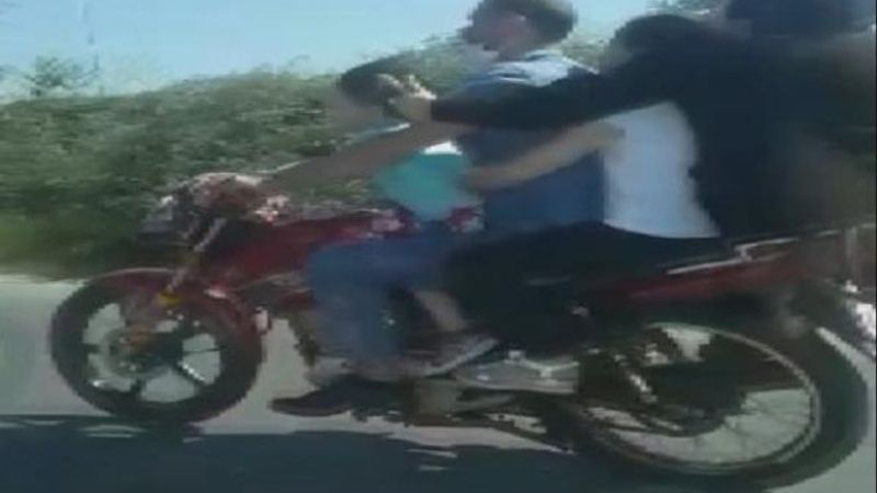 TEM'de 4 kişilik ailenin tehlikeli motosiklet yolculuğu