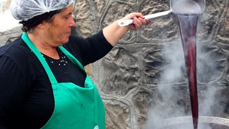 Urmu dut pekmezinin kilosu 300 TL’ye satılıyor