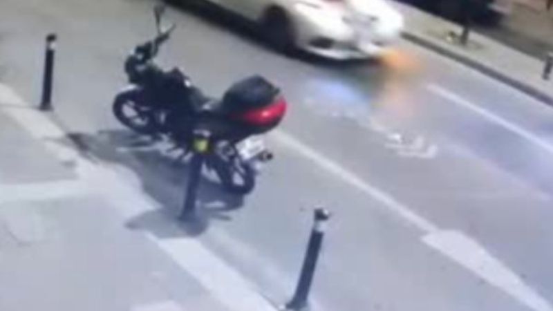 Zeytinburnu'nda aracın ön kaputunda seyahat etti