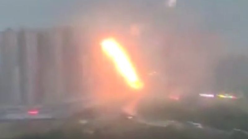 Çin'de, gökdelene yıldırım düştü