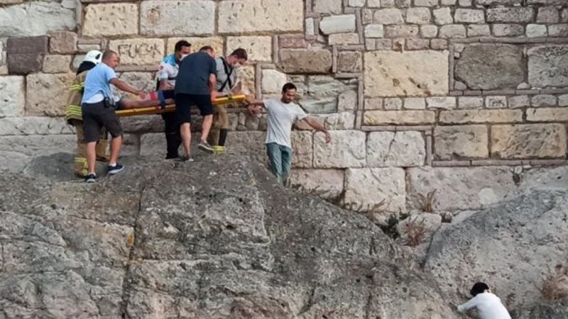 Bayrak uğruna Foça Kalesi'ne tırmandı, mahsur kaldı