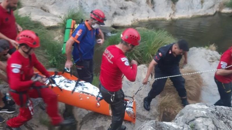 Kocaeli'de kayalıktan düşen kadın kurtarıldı