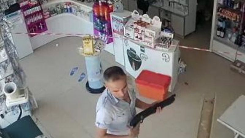 Antalya'da, eczaneye pompalı tüfekle saldırdı