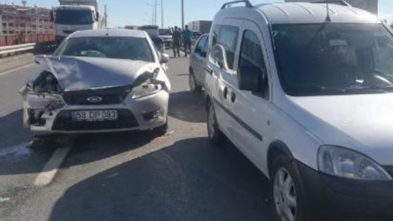 Sivas'ta 6 araç birbirine girdi