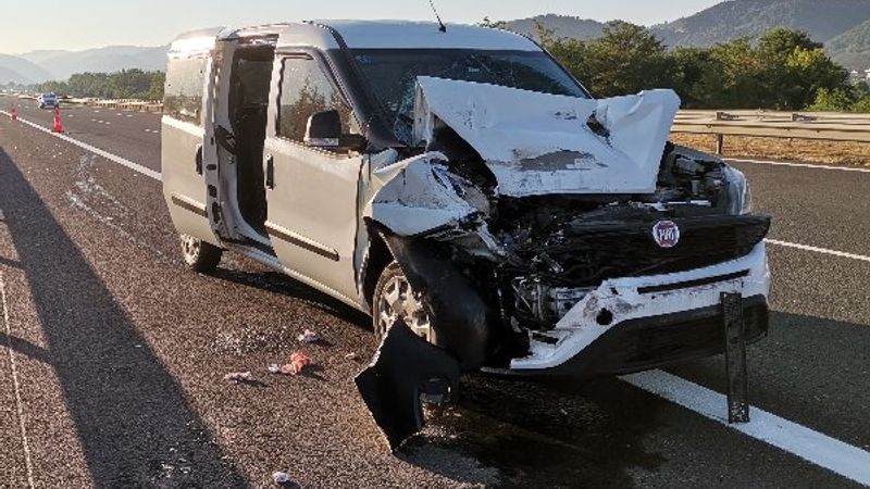 TEM'de hafif ticari araç ile tır çarpıştı: 3 yaralı