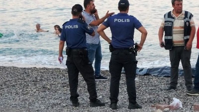 Antalya'da denizden ceset çıktı: Yüzmeye devam ettiler