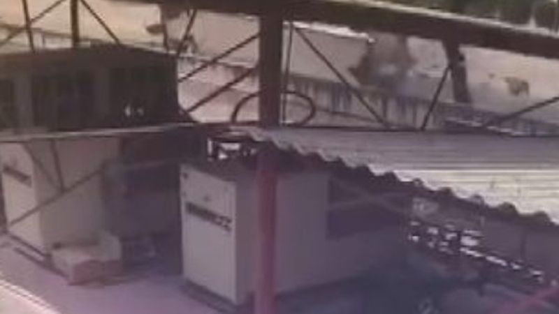 Avcılar'da kamyonun parçalandığı kaza kamerada