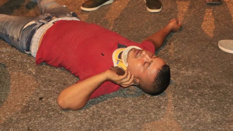 Adana'da kazada yaralanan kişi telefonuna sarıldı