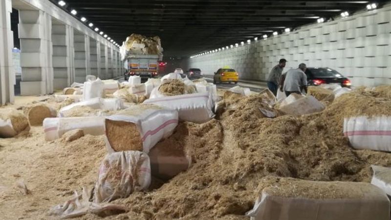 İzmir'de saman yüklü tır alt geçide sıkıştı