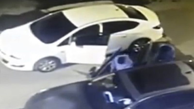 Kağıthane’de maskeli hırsızlar lüks aracın teybini çaldı