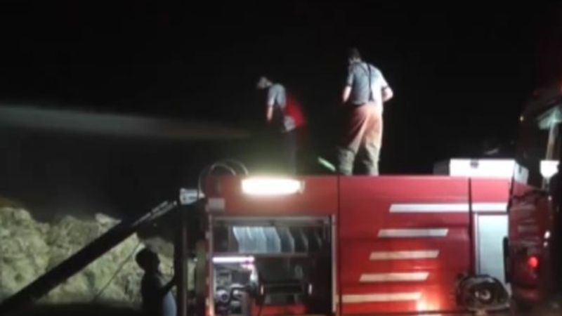 İzmir'de bir çiftlikte bulunan 3 ton saman yandı