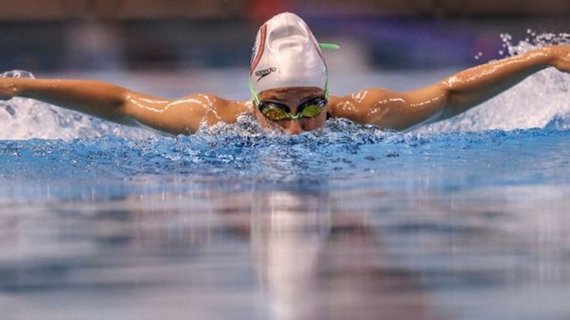 Tedavi amaçlı başladığı yüzmede başarıya koşuyor