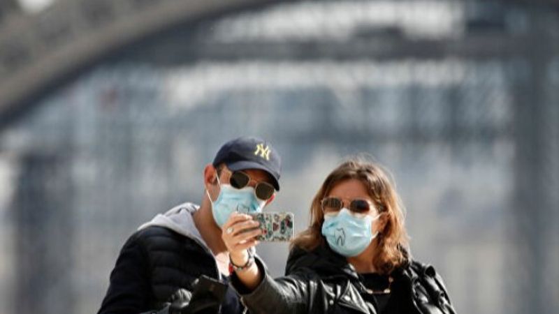 Paris'te artık açık alanlarda da maske takmak zorunlu