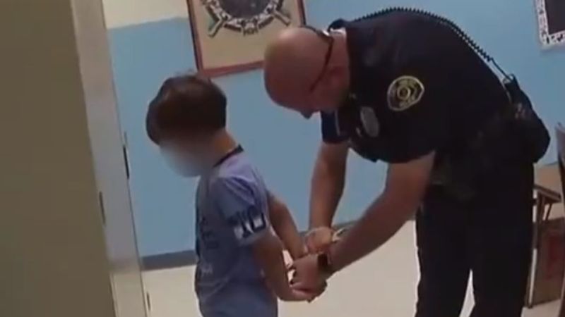 ABD’de 8 yaşındaki engelli çocuğa ters kelepçe